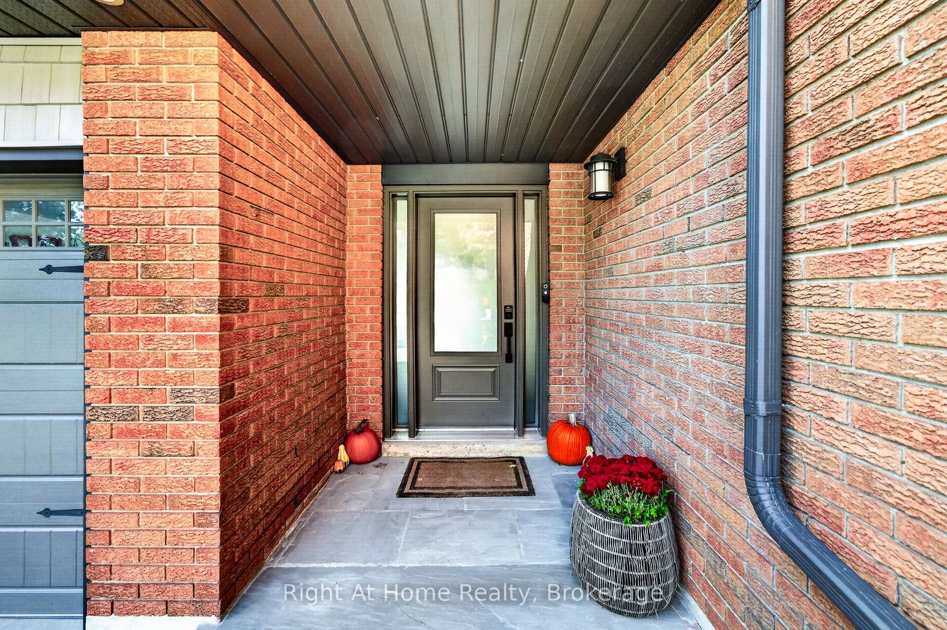 Photo 3 of 23 Laurendale Avenue, Hamilton, Waterdown — HOMEH