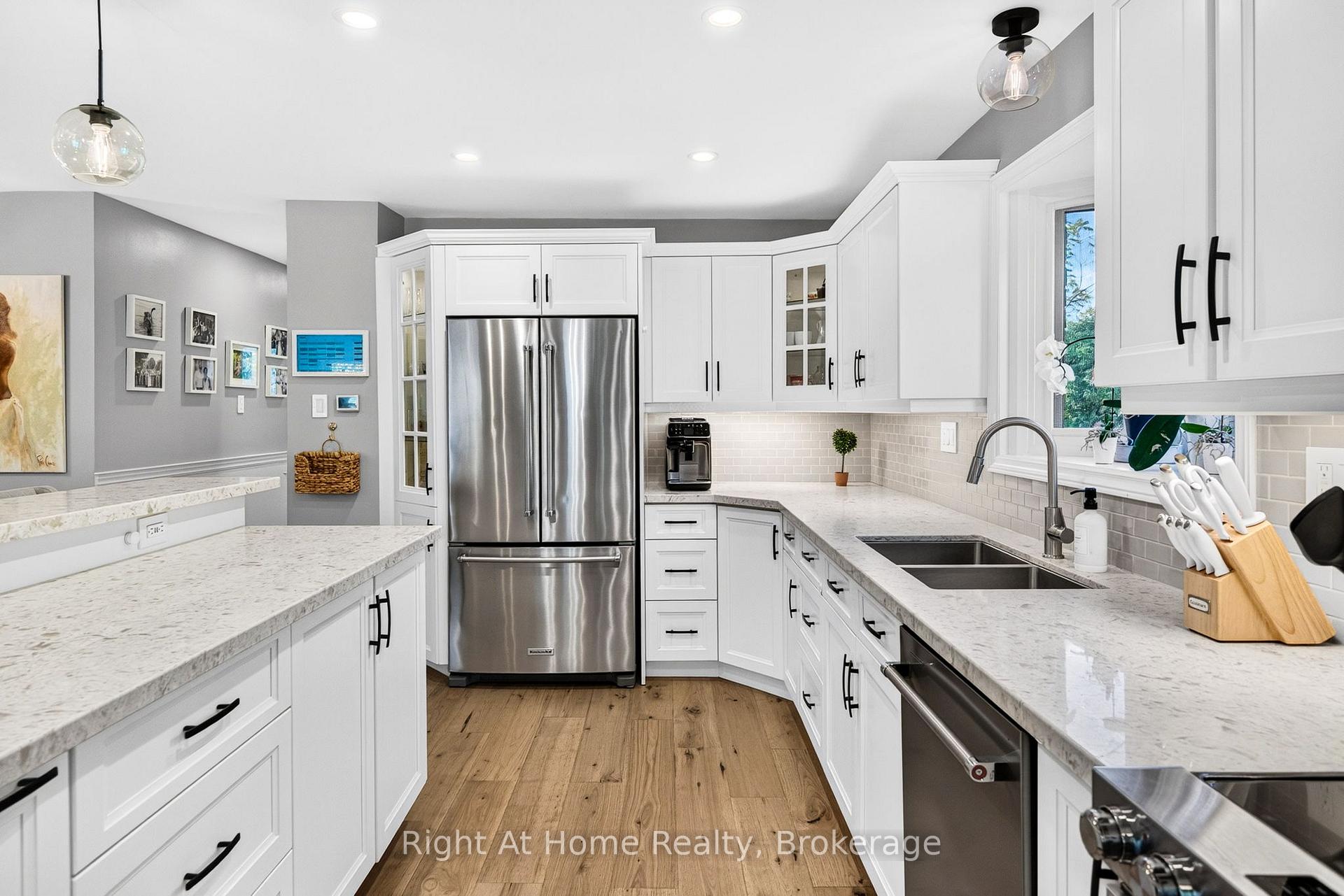 Photo 8 of 23 Laurendale Avenue, Hamilton, Waterdown — HOMEH