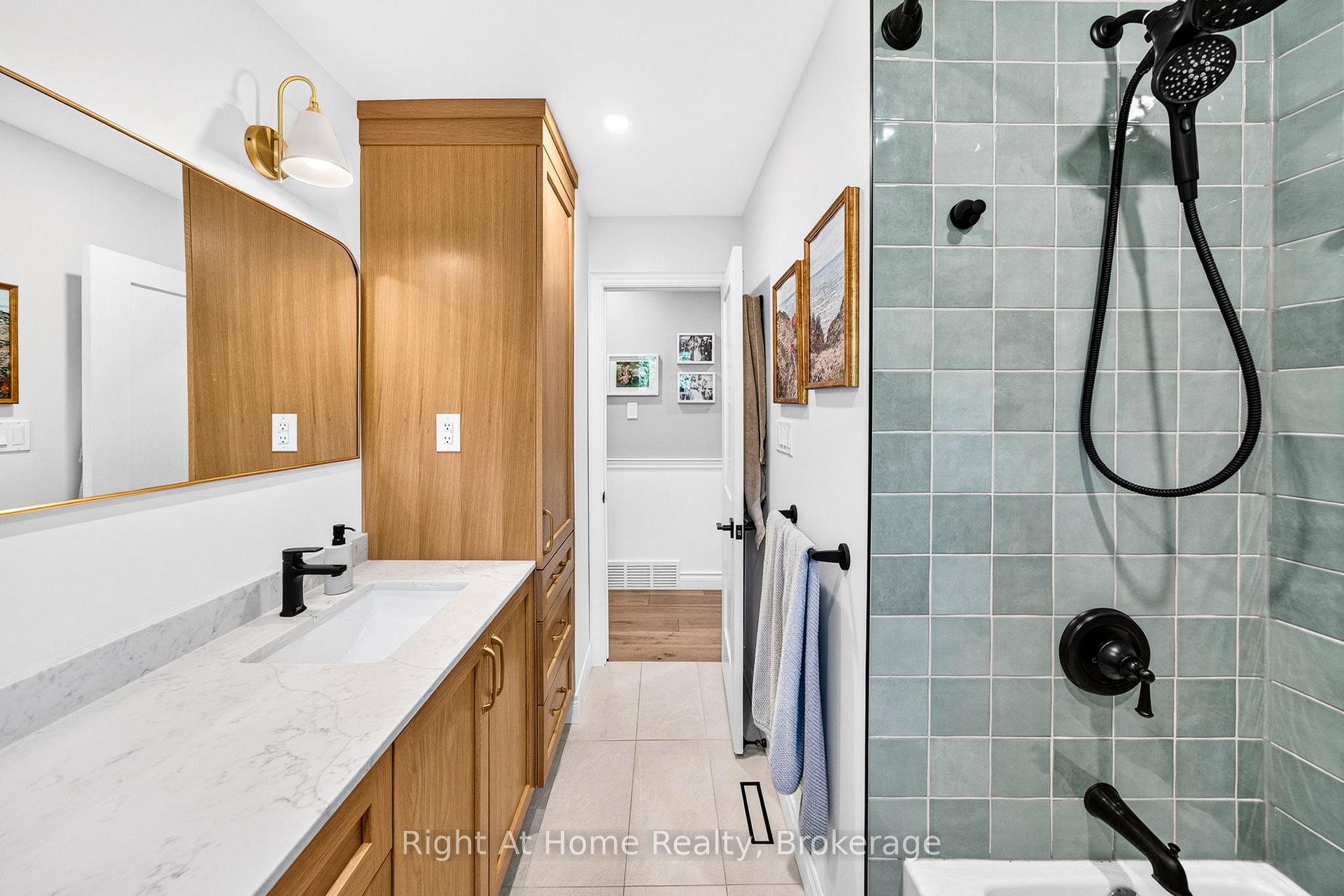 Photo 17 of 23 Laurendale Avenue, Hamilton, Waterdown — HOMEH