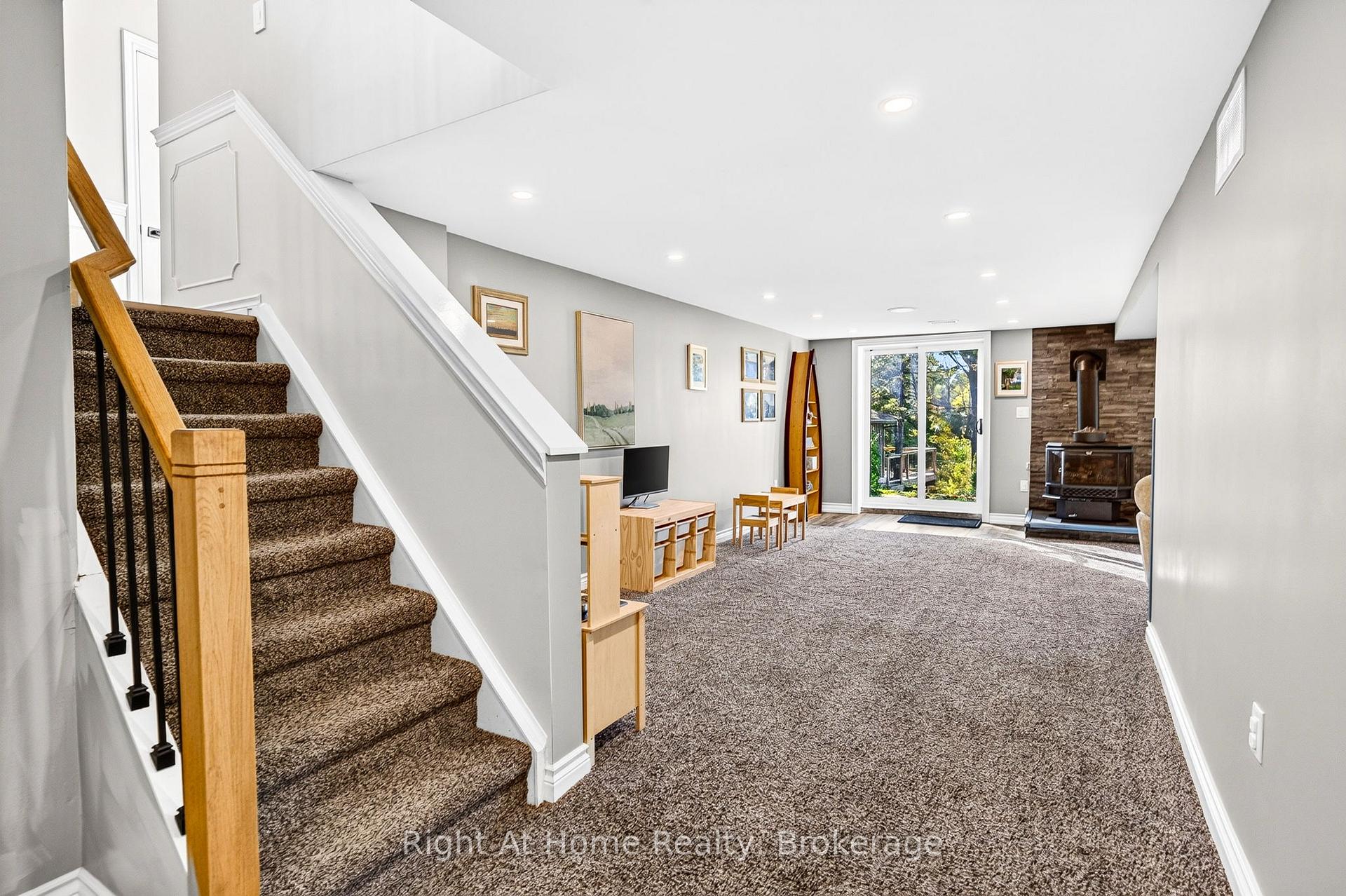 Photo 18 of 23 Laurendale Avenue, Hamilton, Waterdown — HOMEH