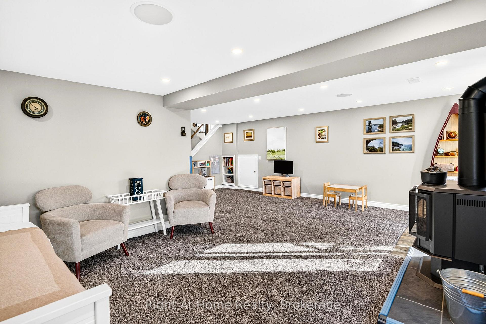 Photo 20 of 23 Laurendale Avenue, Hamilton, Waterdown — HOMEH