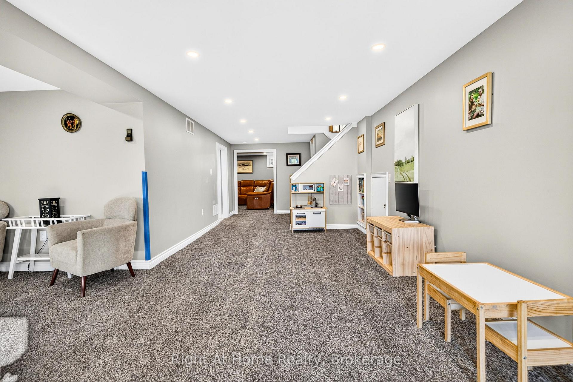 Photo 21 of 23 Laurendale Avenue, Hamilton, Waterdown — HOMEH