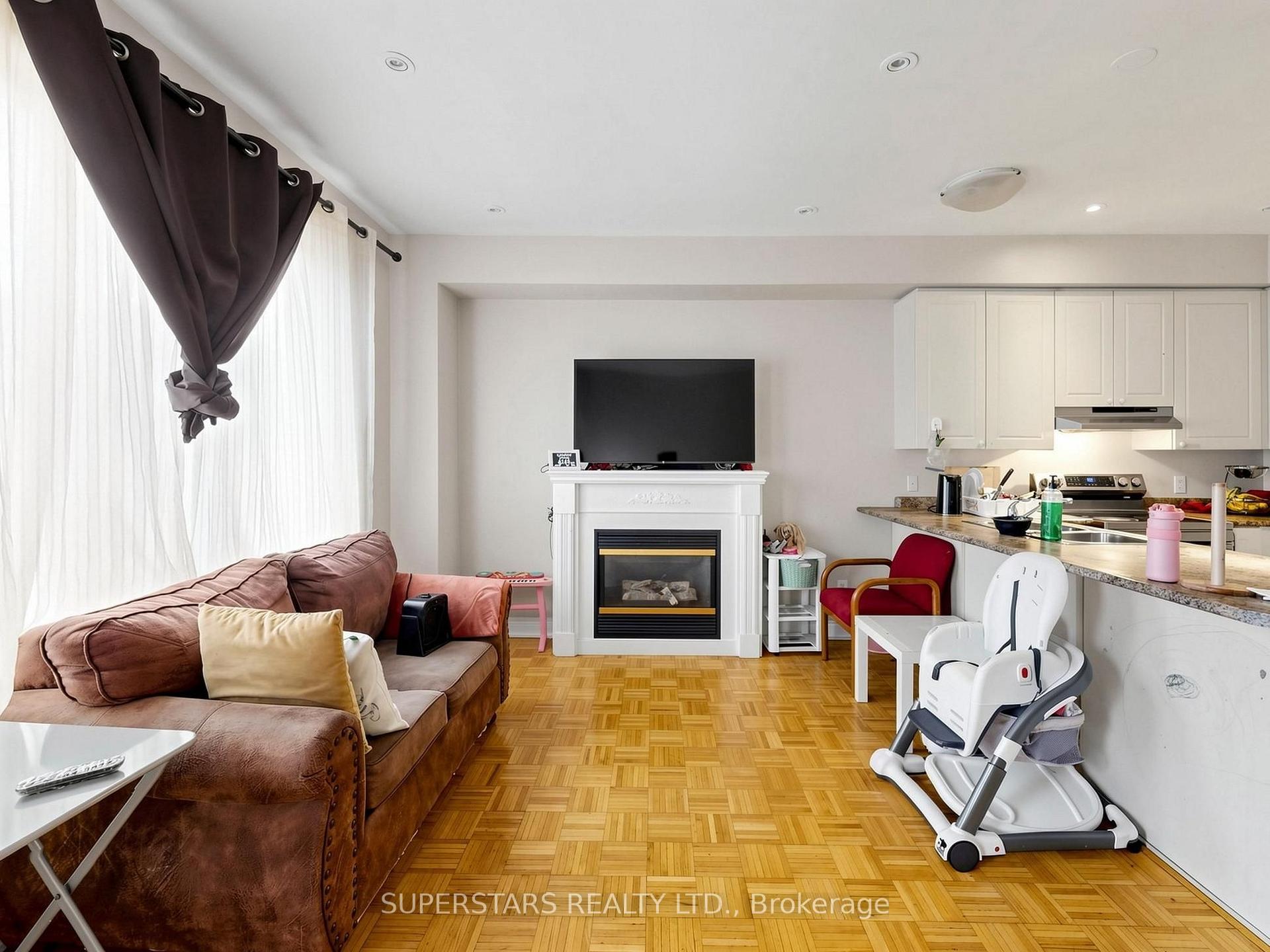 Photo 5 of 14 Bowsfield Road, North York, York University Heights — HOMEH