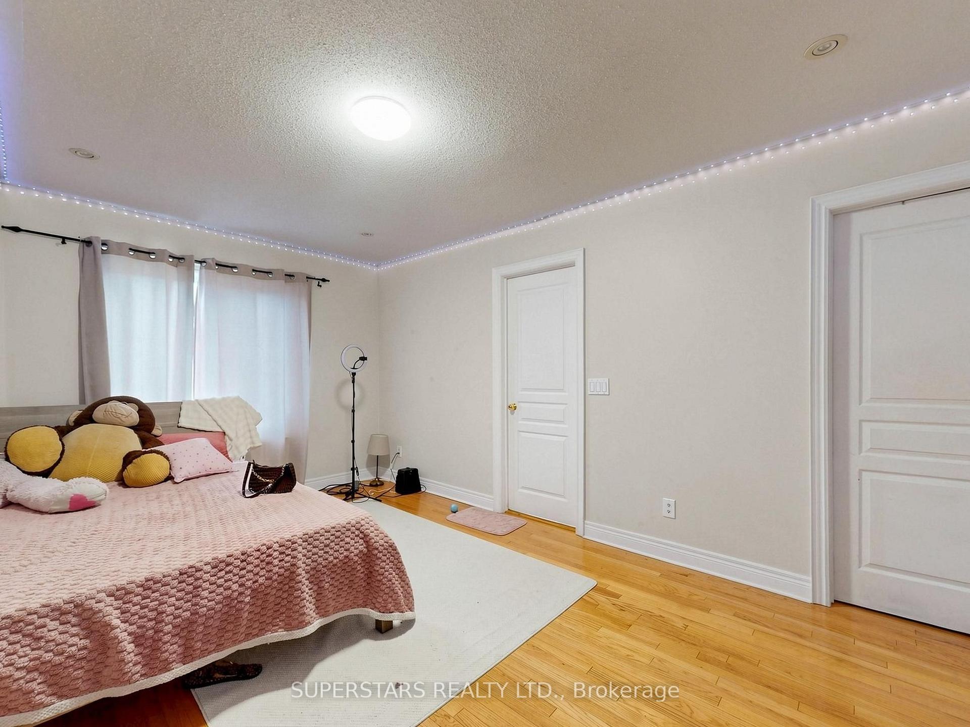 Photo 21 of 14 Bowsfield Road, North York, York University Heights — HOMEH