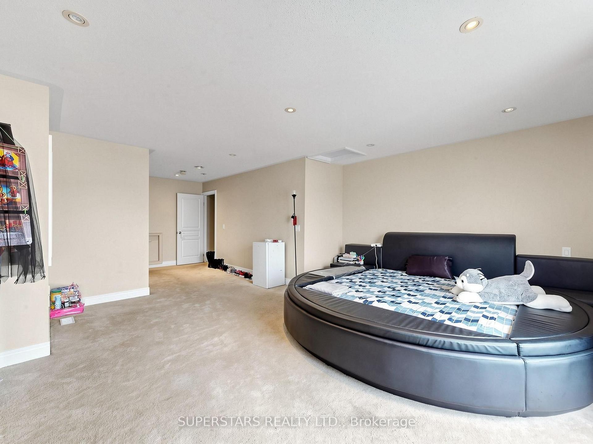 Photo 26 of 14 Bowsfield Road, North York, York University Heights — HOMEH