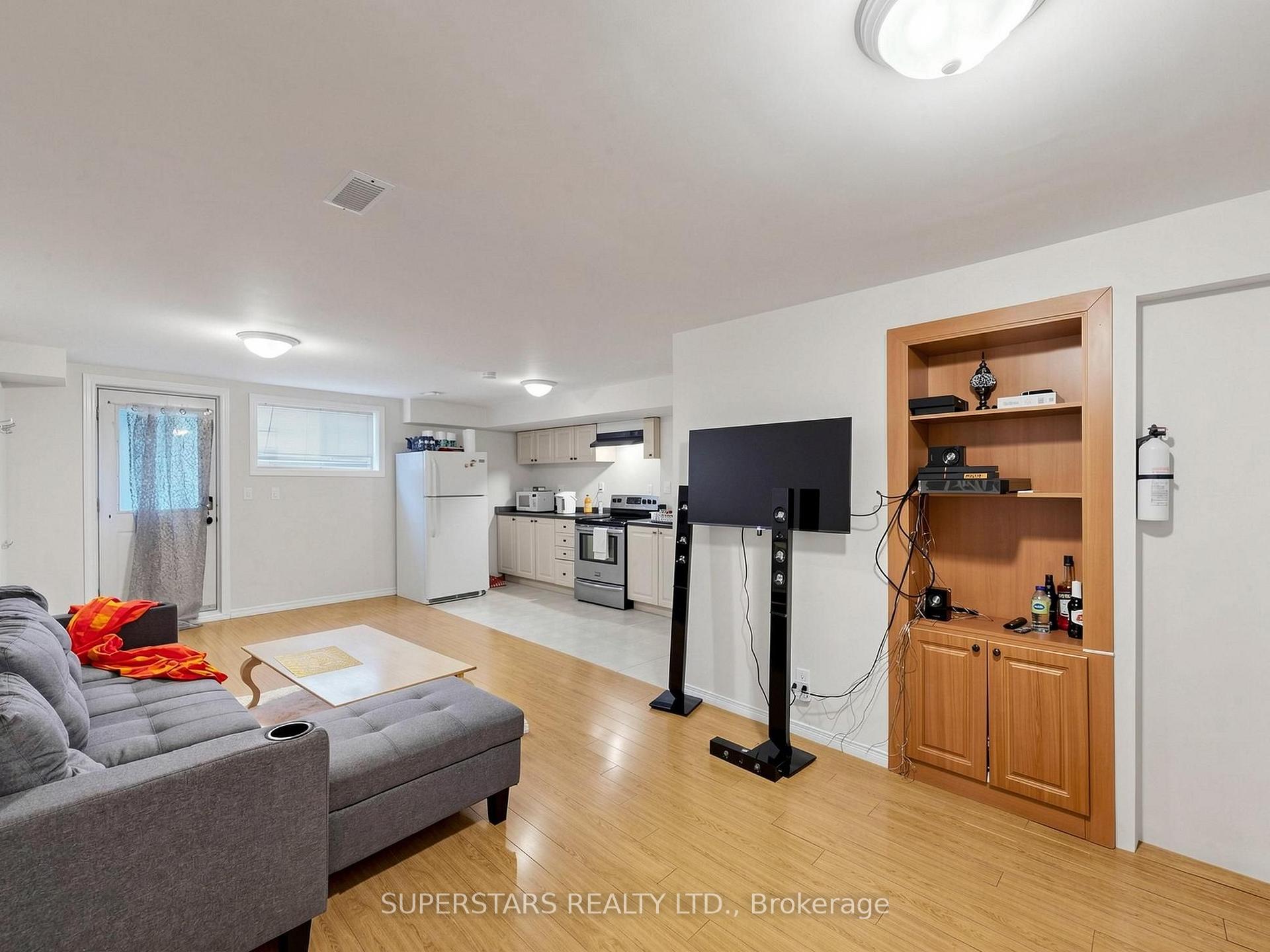 Photo 33 of 14 Bowsfield Road, North York, York University Heights — HOMEH