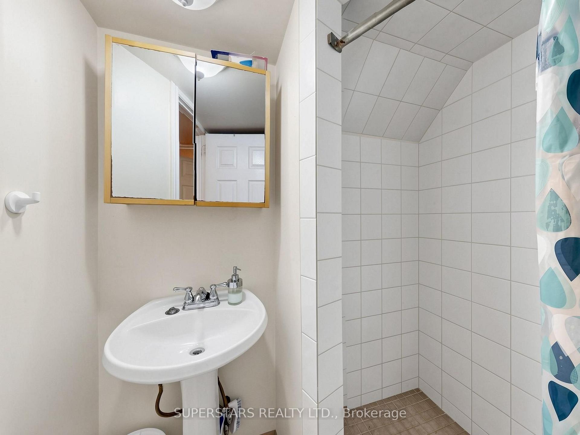 Photo 43 of 14 Bowsfield Road, North York, York University Heights — HOMEH