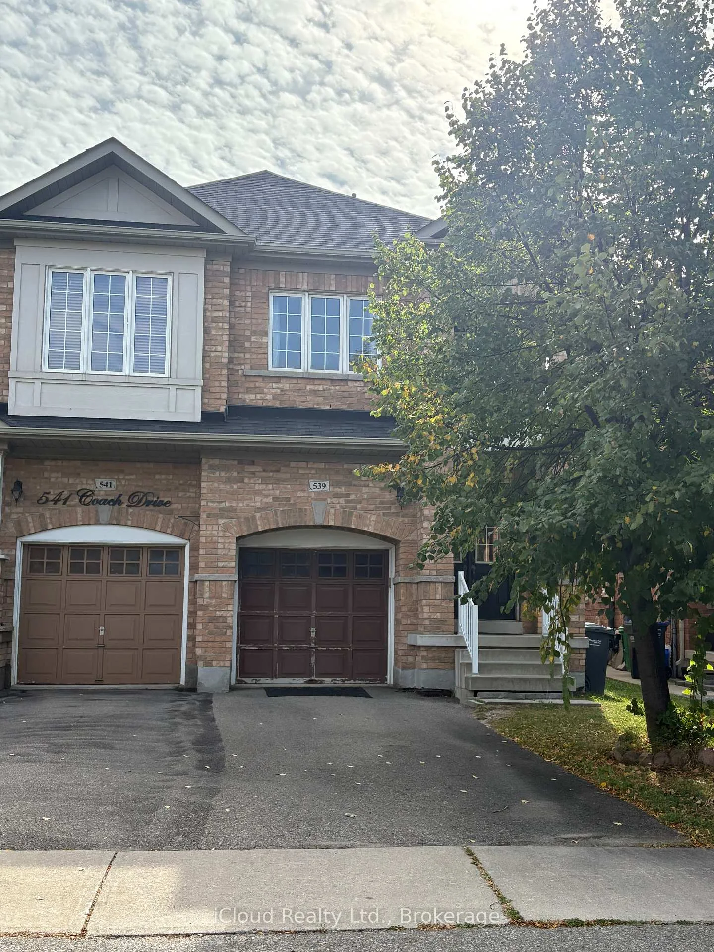 Photo 3 of 539 Coach Drive, Mississauga, Hurontario — HOMEH