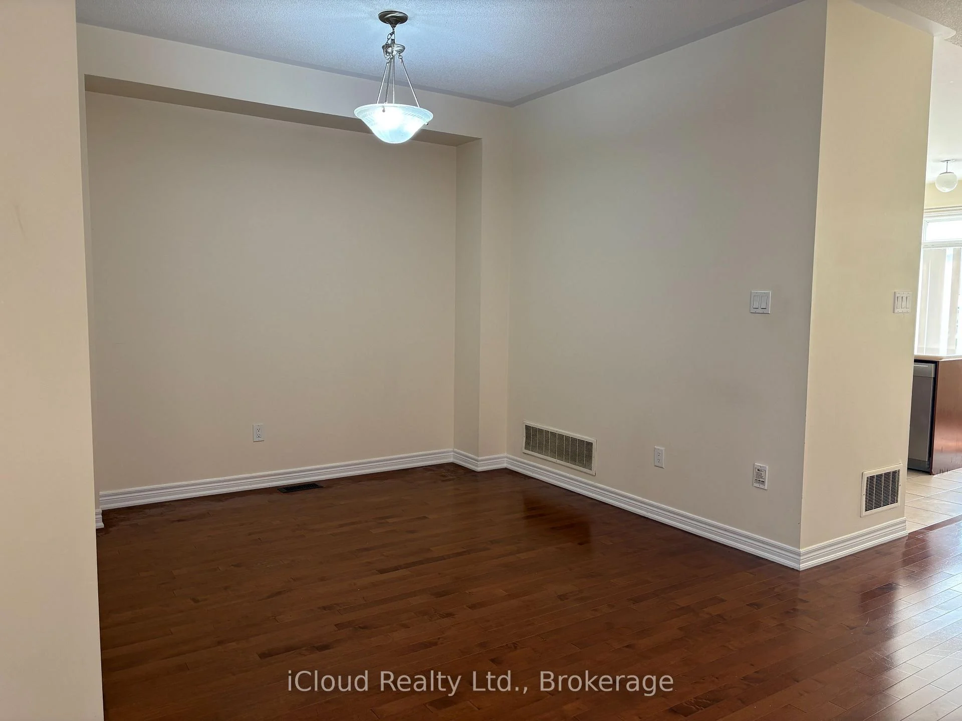 Photo 11 of 539 Coach Drive, Mississauga, Hurontario — HOMEH