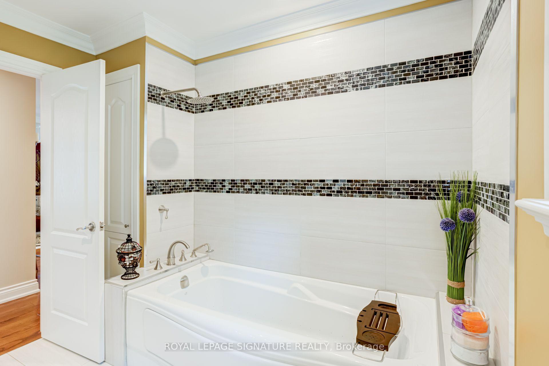Photo 9 of 2544 Sharon Crescent, Mississauga, Erindale — HOMEH