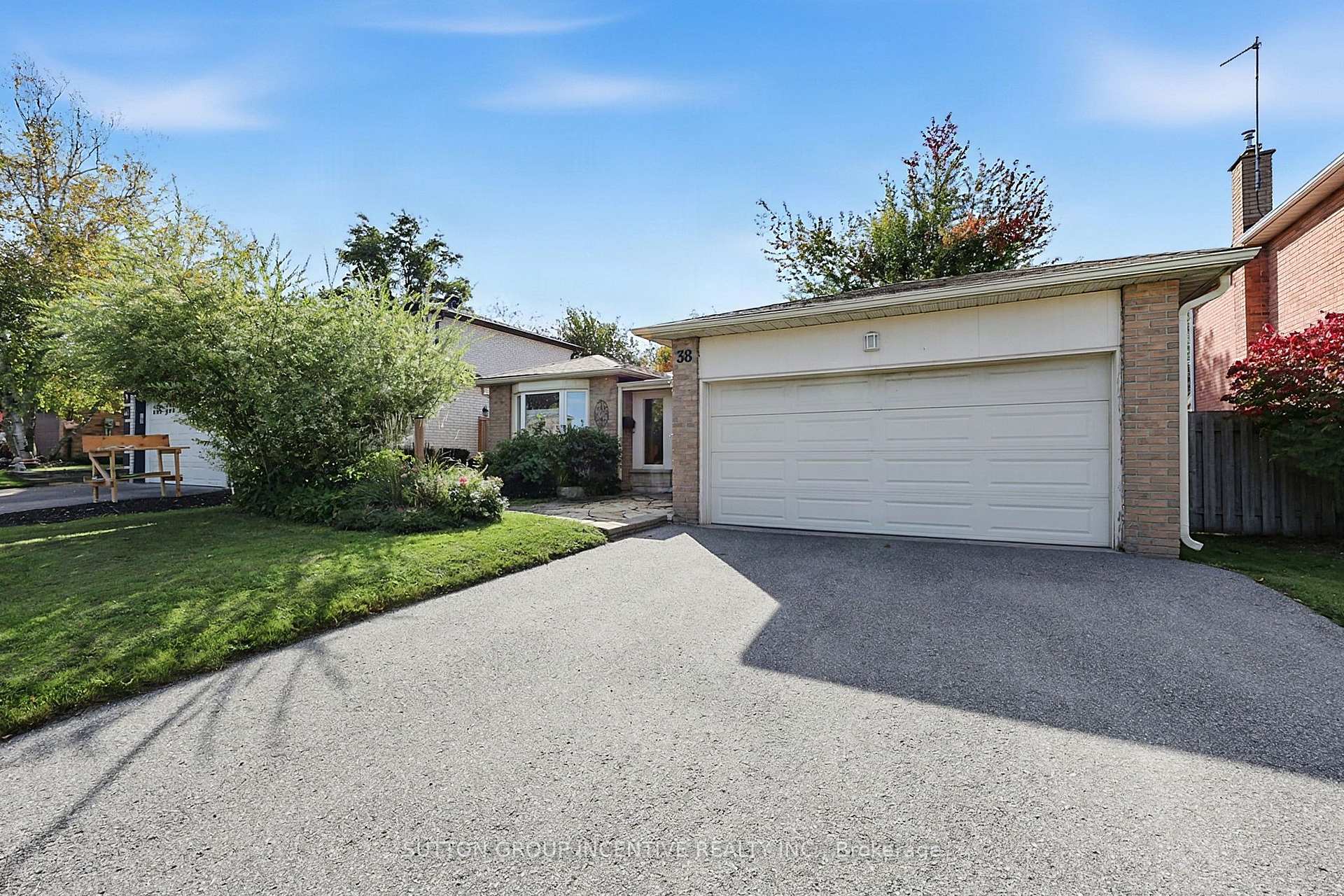 Photo 3 of 38 Trillium Crescent, Barrie, Allandale Heights — HOMEH