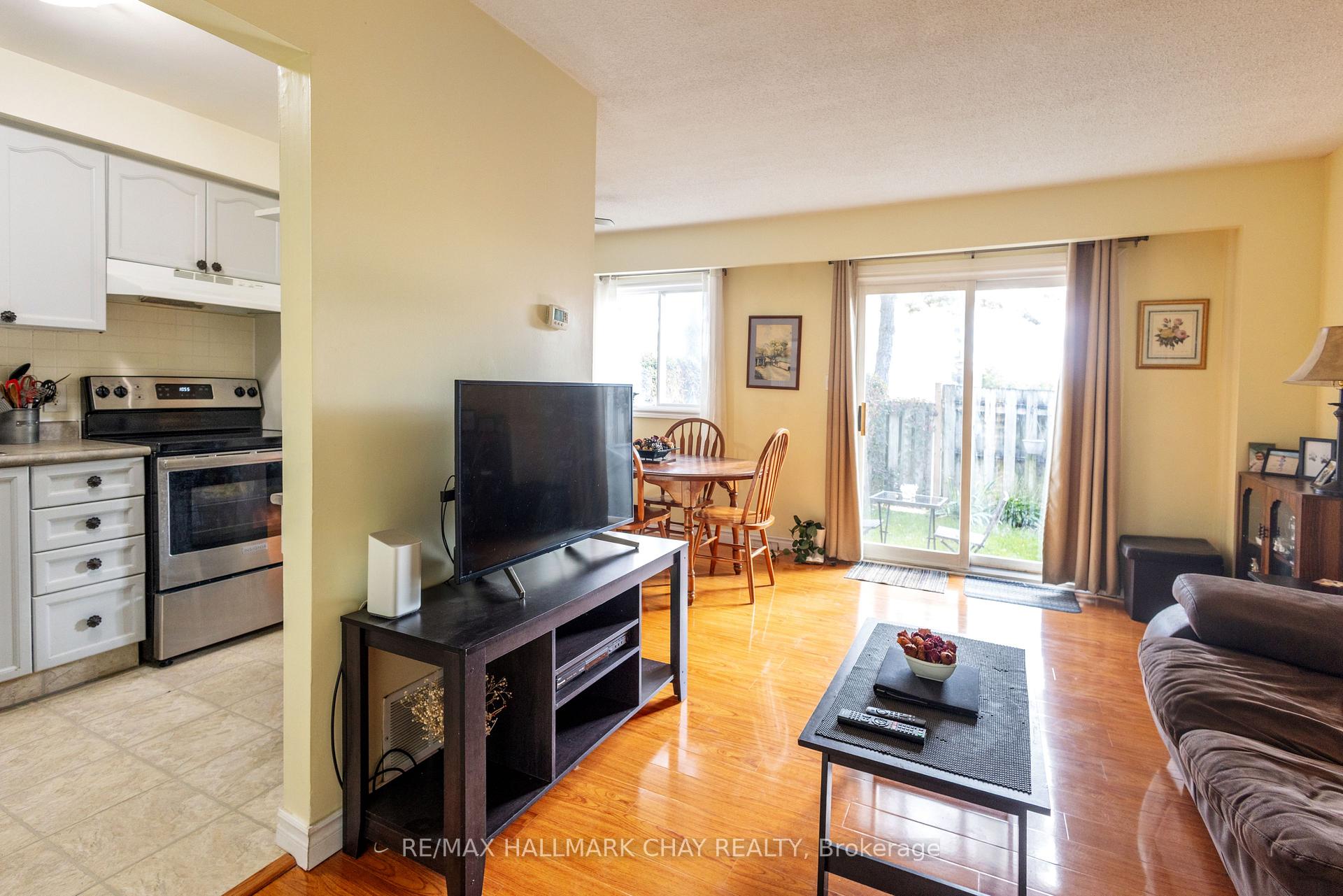 Photo 5 of Unit 4, 261 Rose Street, Barrie, Wellington — HOMEH