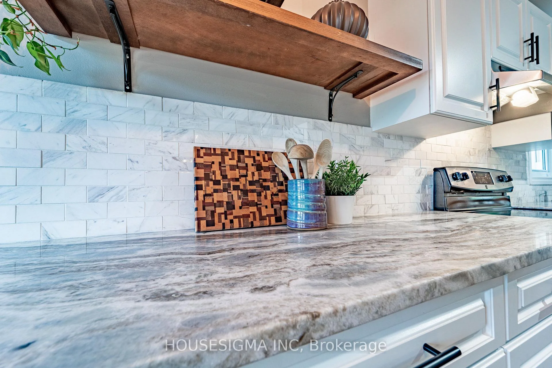 Photo 15 of 247 Mceachern Crescent, Ottawa, Bilberry Creek/Queenswood Heights — HOMEH