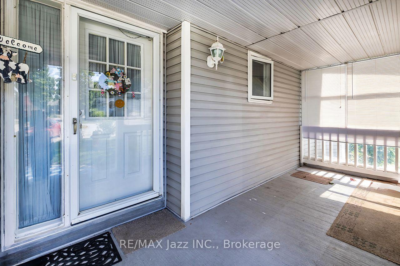 Photo 4 of 5 King Court, Clarington, Newcastle — HOMEH