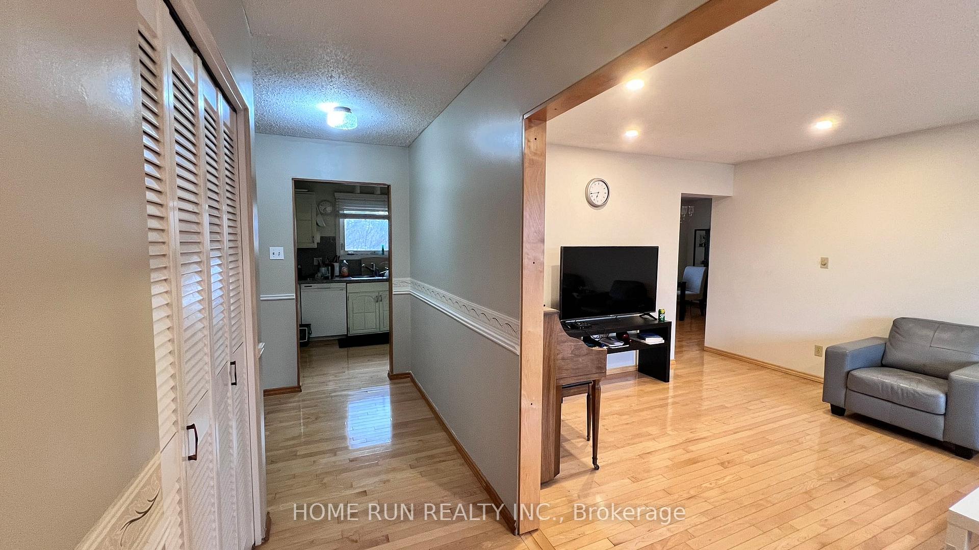 Photo 2 of 960 Cahill Drive, Ottawa, South Keys — HOMEH