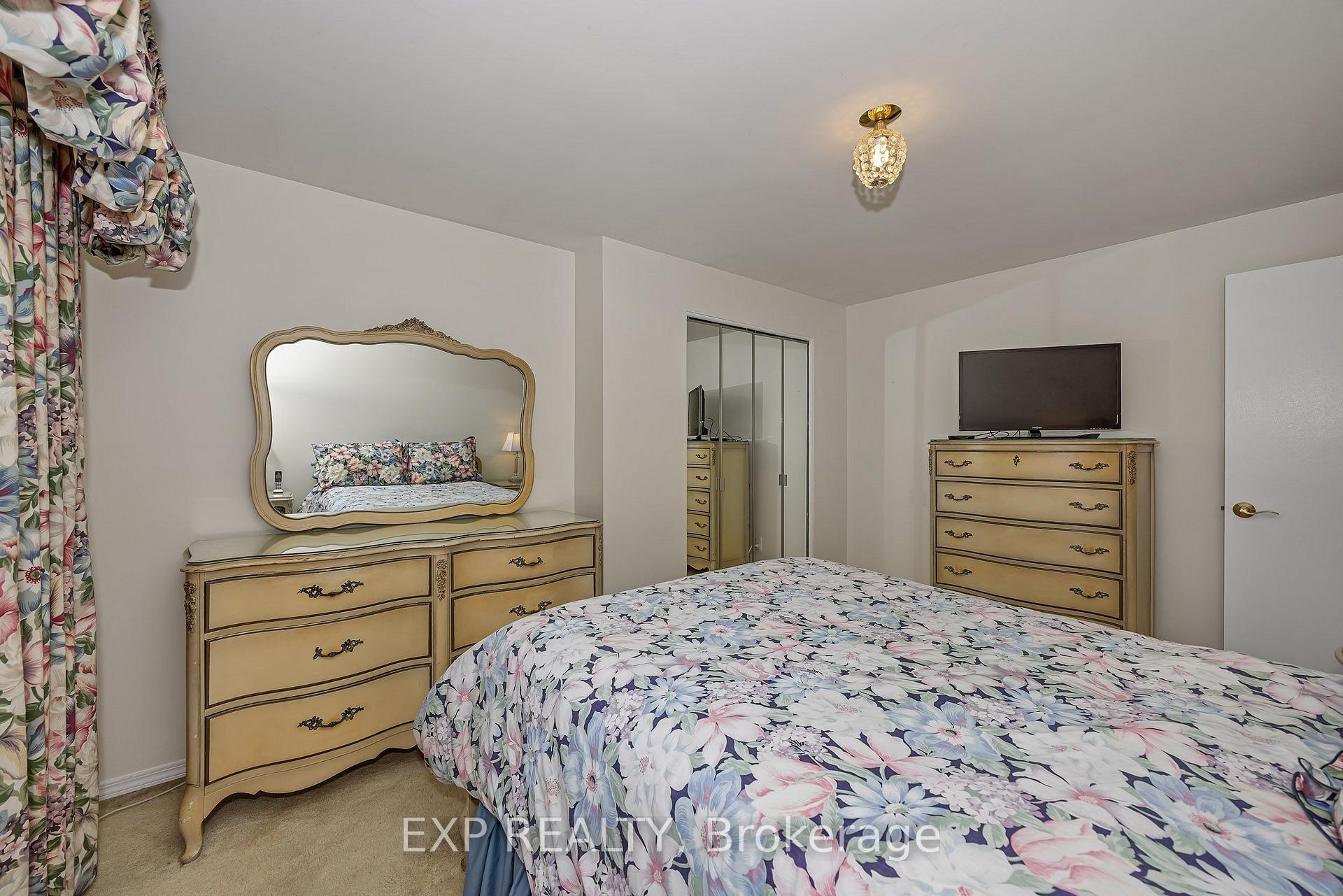 Photo 18 of 2161 Valley Drive, Ottawa, Elmvale Acres/Urbandale — HOMEH