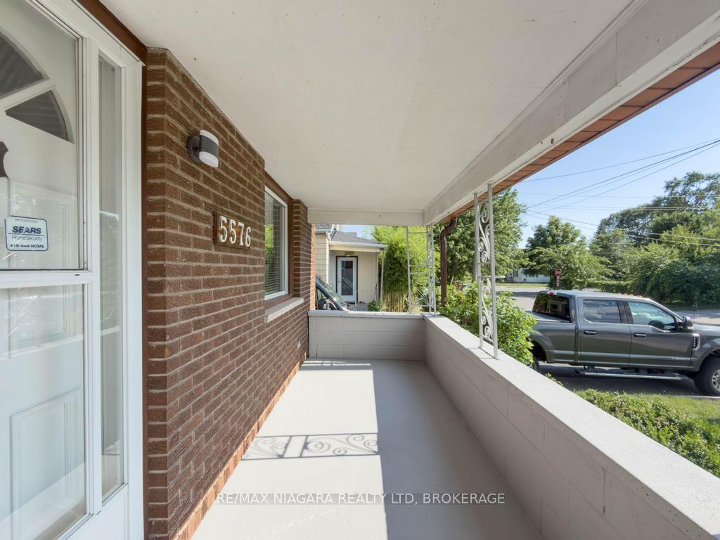 Photo 3 of 5576 Desson Avenue, Niagara Falls, Clifton Hill — HOMEH