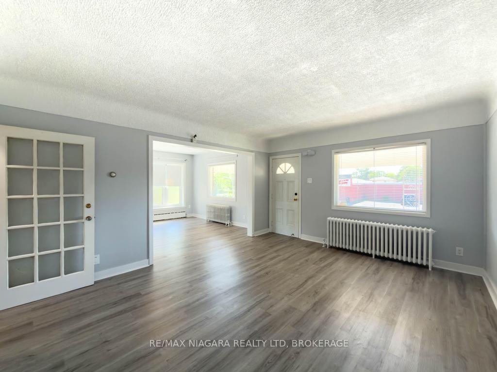 Photo 4 of 5576 Desson Avenue, Niagara Falls, Clifton Hill — HOMEH