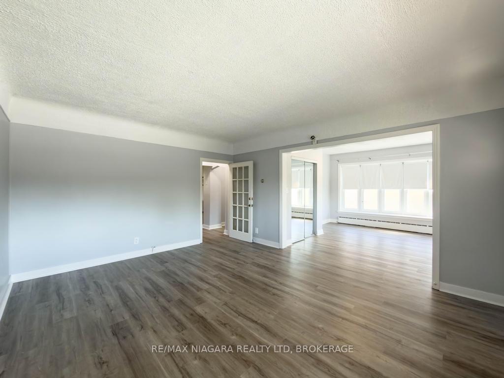 Photo 5 of 5576 Desson Avenue, Niagara Falls, Clifton Hill — HOMEH