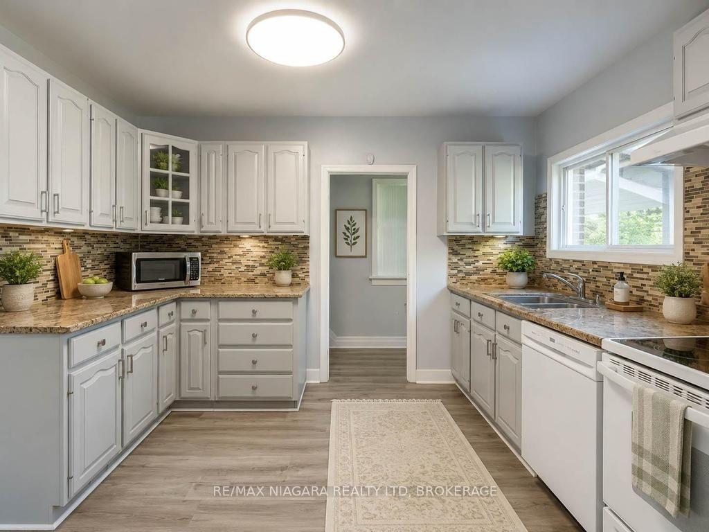 Photo 16 of 5576 Desson Avenue, Niagara Falls, Clifton Hill — HOMEH