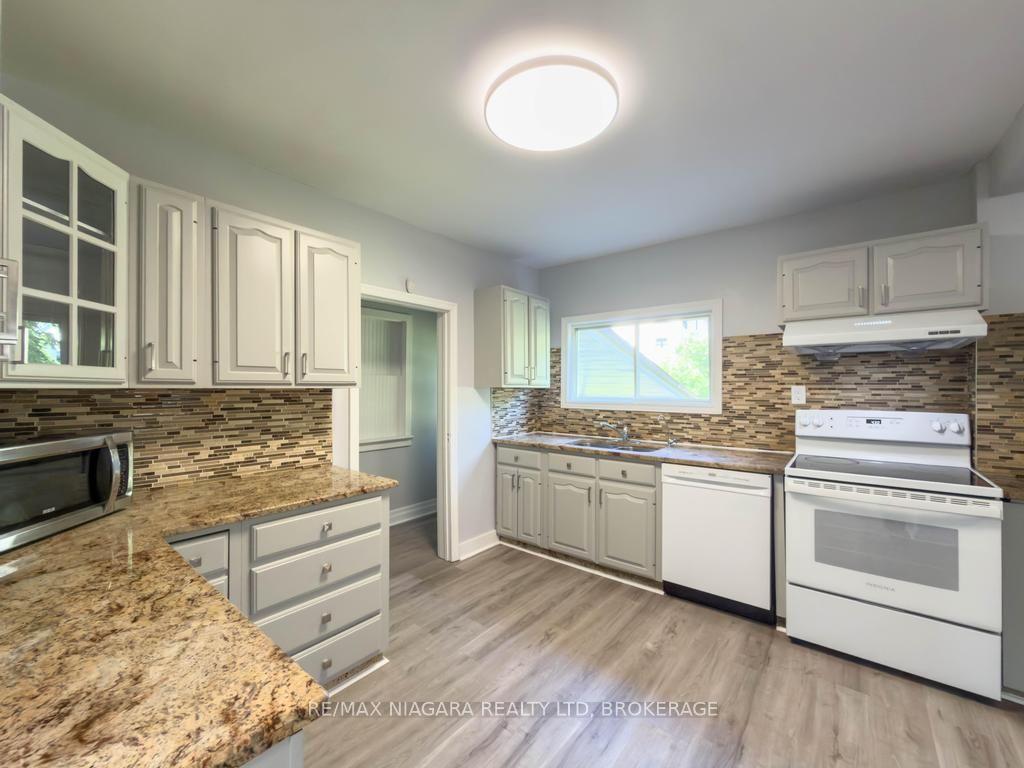 Photo 18 of 5576 Desson Avenue, Niagara Falls, Clifton Hill — HOMEH