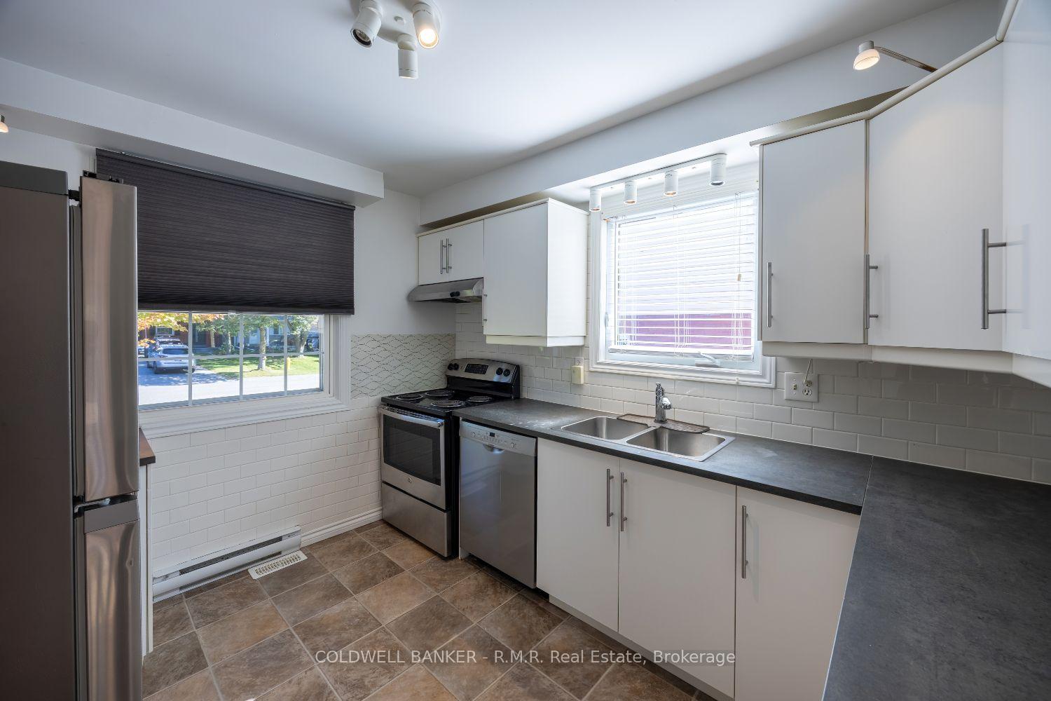 Photo 3 of 385 Trailridge Crescent, Oshawa, Pinecrest — HOMEH
