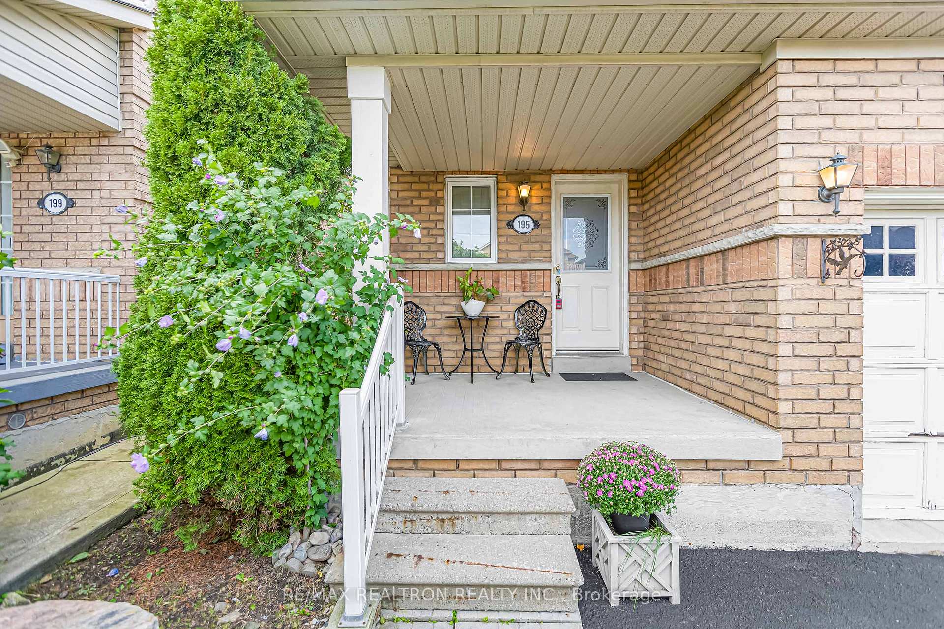 Photo 3 of 195 Kale Crescent, Vaughan, Maple — HOMEH