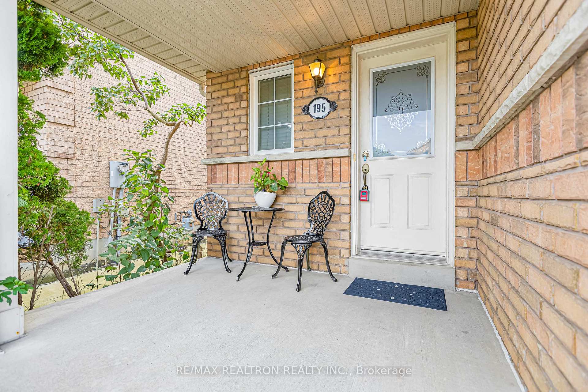 Photo 4 of 195 Kale Crescent, Vaughan, Maple — HOMEH