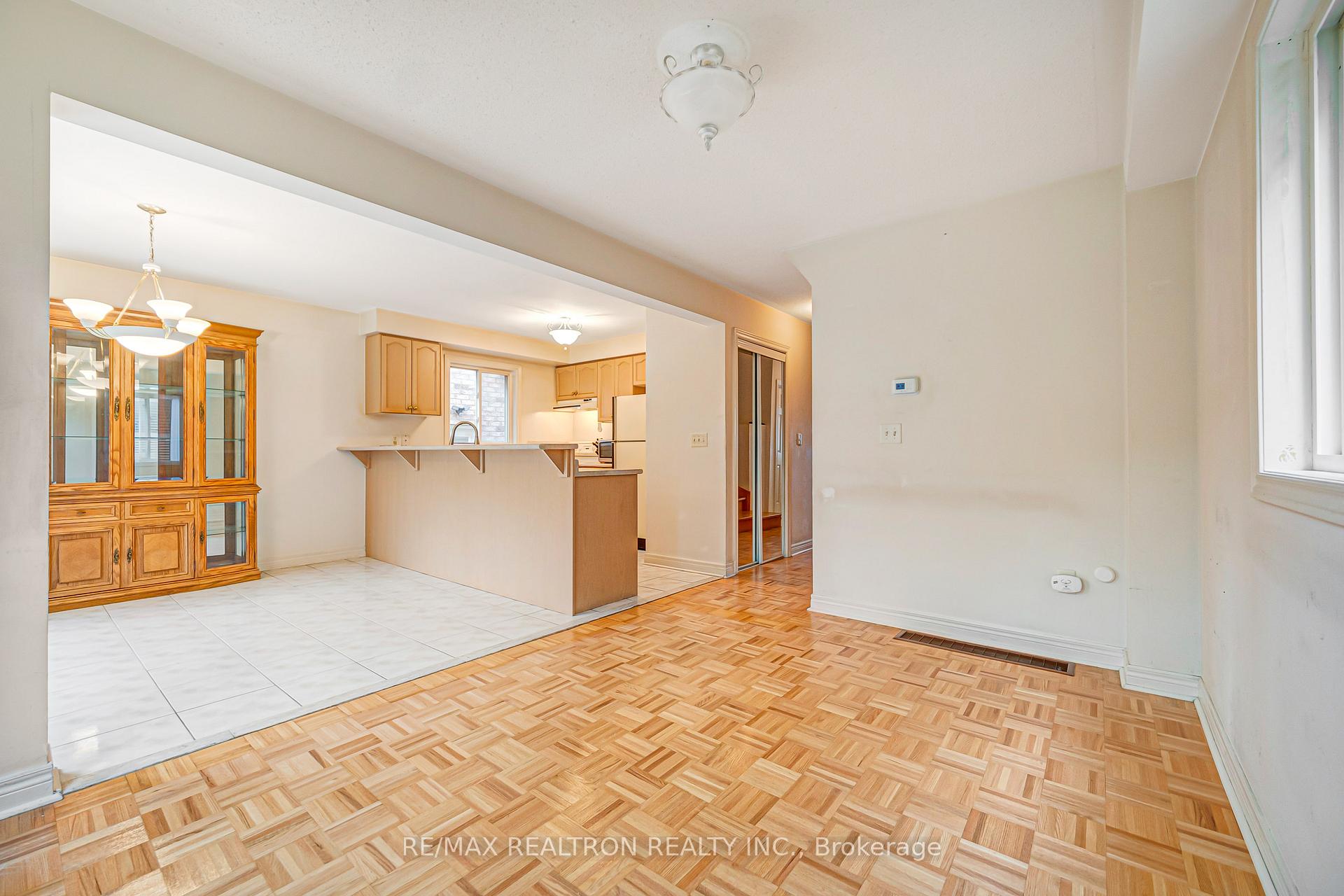 Photo 5 of 195 Kale Crescent, Vaughan, Maple — HOMEH