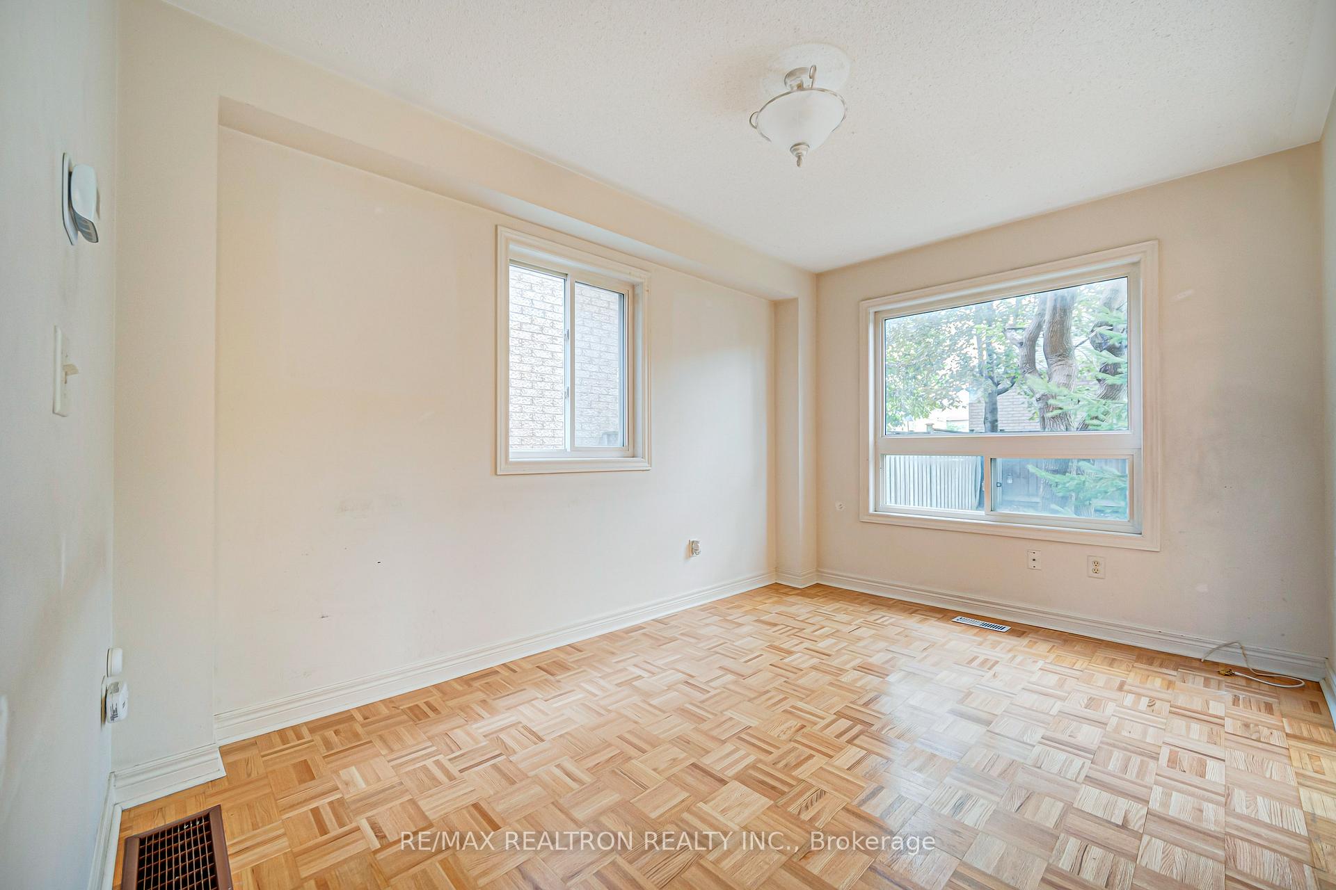 Photo 6 of 195 Kale Crescent, Vaughan, Maple — HOMEH