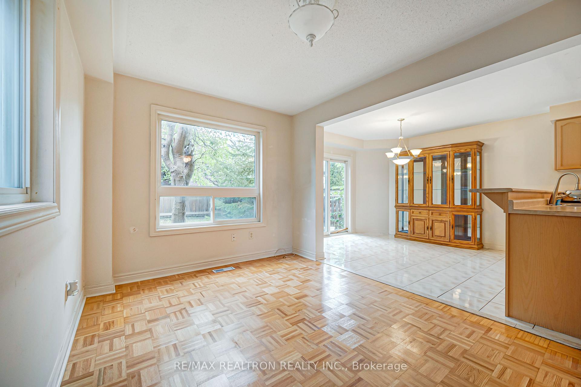 Photo 7 of 195 Kale Crescent, Vaughan, Maple — HOMEH