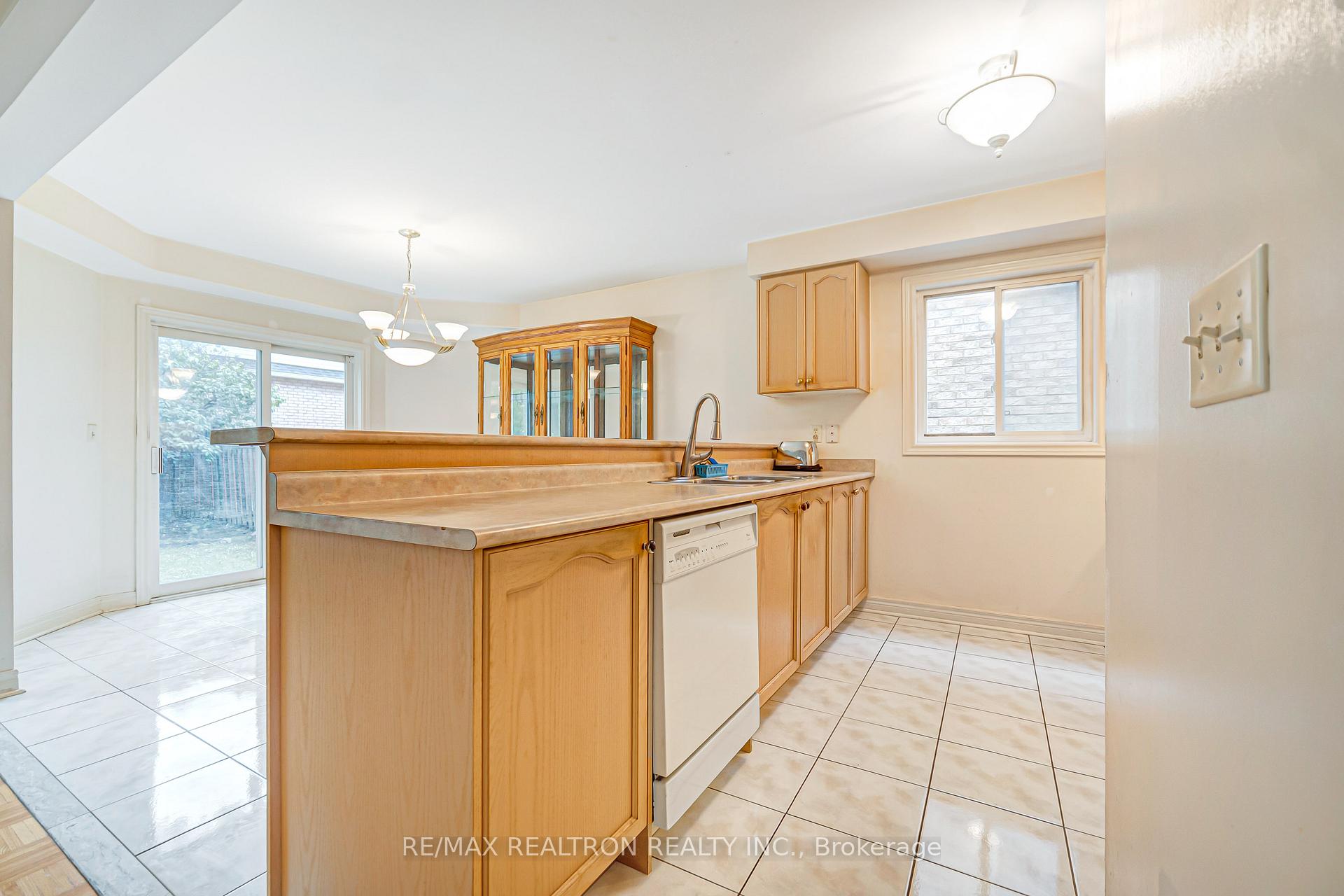 Photo 8 of 195 Kale Crescent, Vaughan, Maple — HOMEH