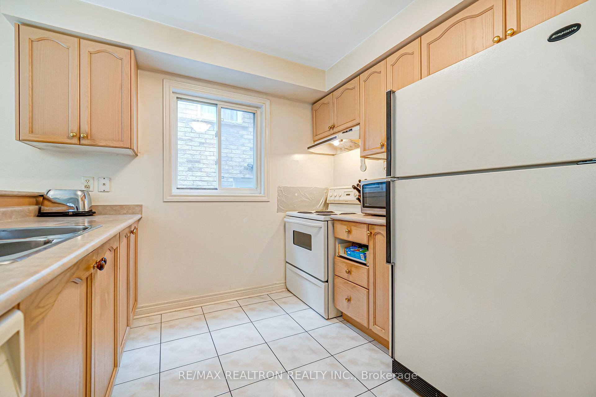 Photo 9 of 195 Kale Crescent, Vaughan, Maple — HOMEH