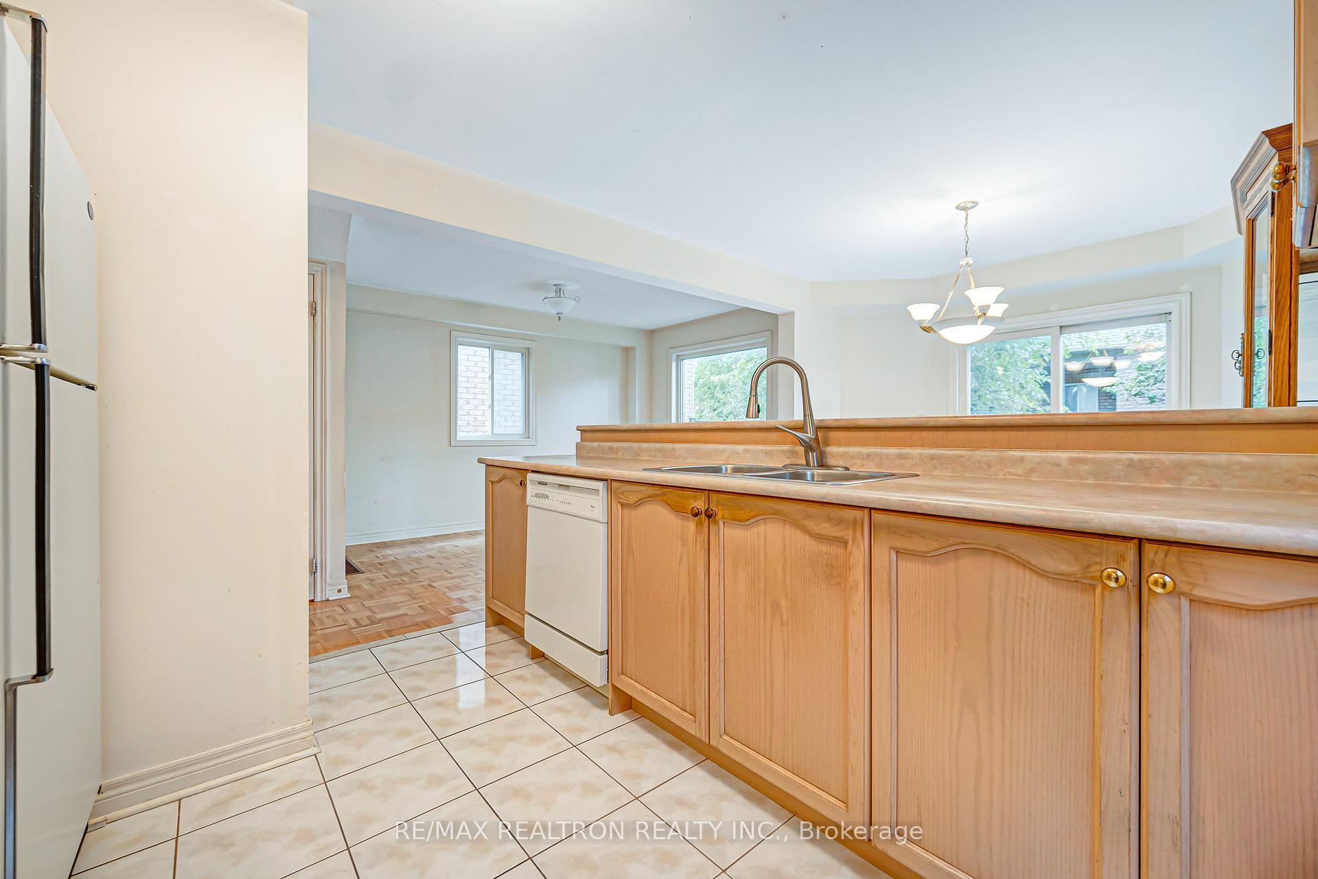 Photo 10 of 195 Kale Crescent, Vaughan, Maple — HOMEH