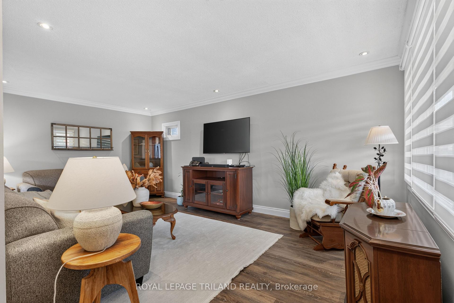 Photo 4 of 21 Jena Crescent, London, East I — HOMEH