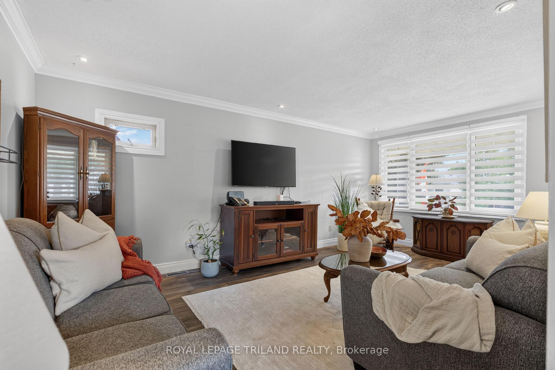 Photo 5 of 21 Jena Crescent, London, East I — HOMEH