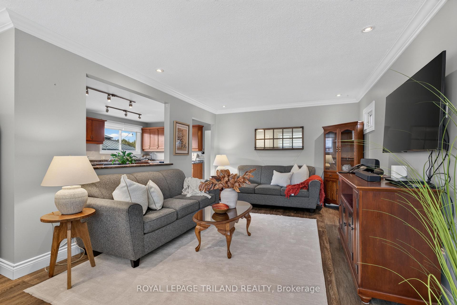 Photo 9 of 21 Jena Crescent, London, East I — HOMEH