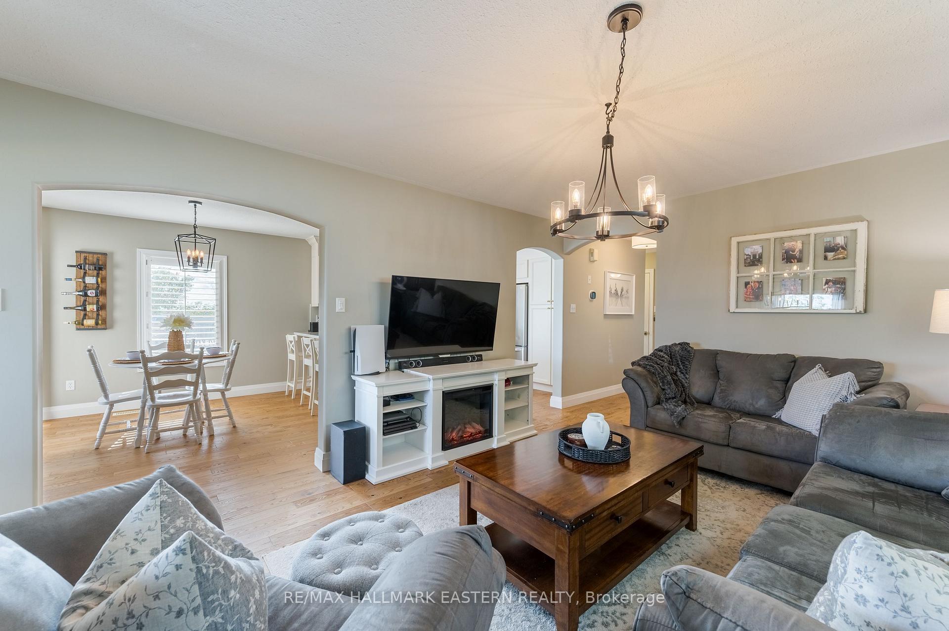 Photo 11 of 688 Trailview Drive, Peterborough, Ashburnham Ward 4 — HOMEH