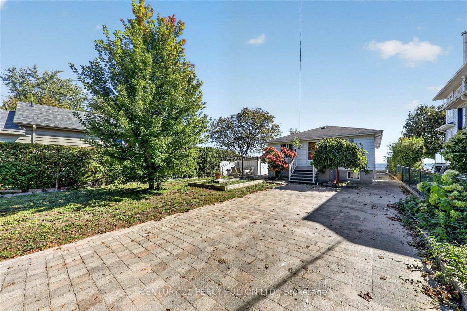 Photo 6 of 135 Cedar Crest Beach Road, Clarington, Bowmanville — HOMEH
