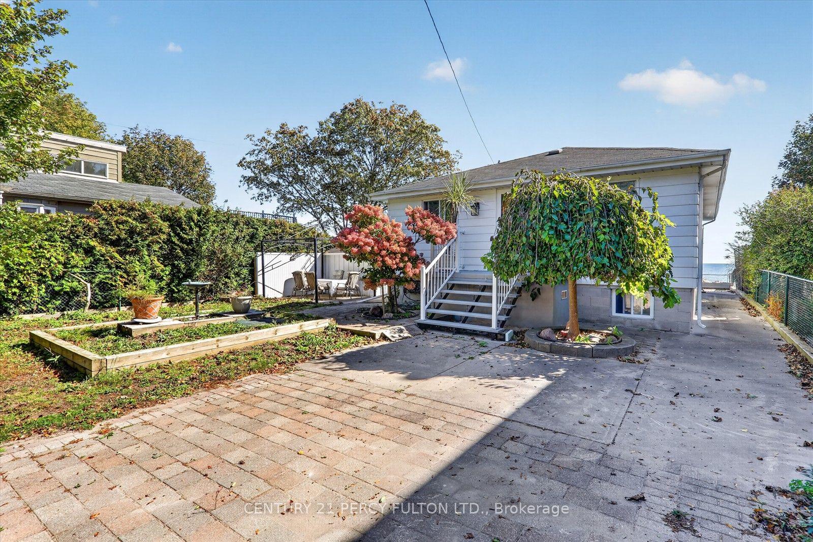 Photo 7 of 135 Cedar Crest Beach Road, Clarington, Bowmanville — HOMEH