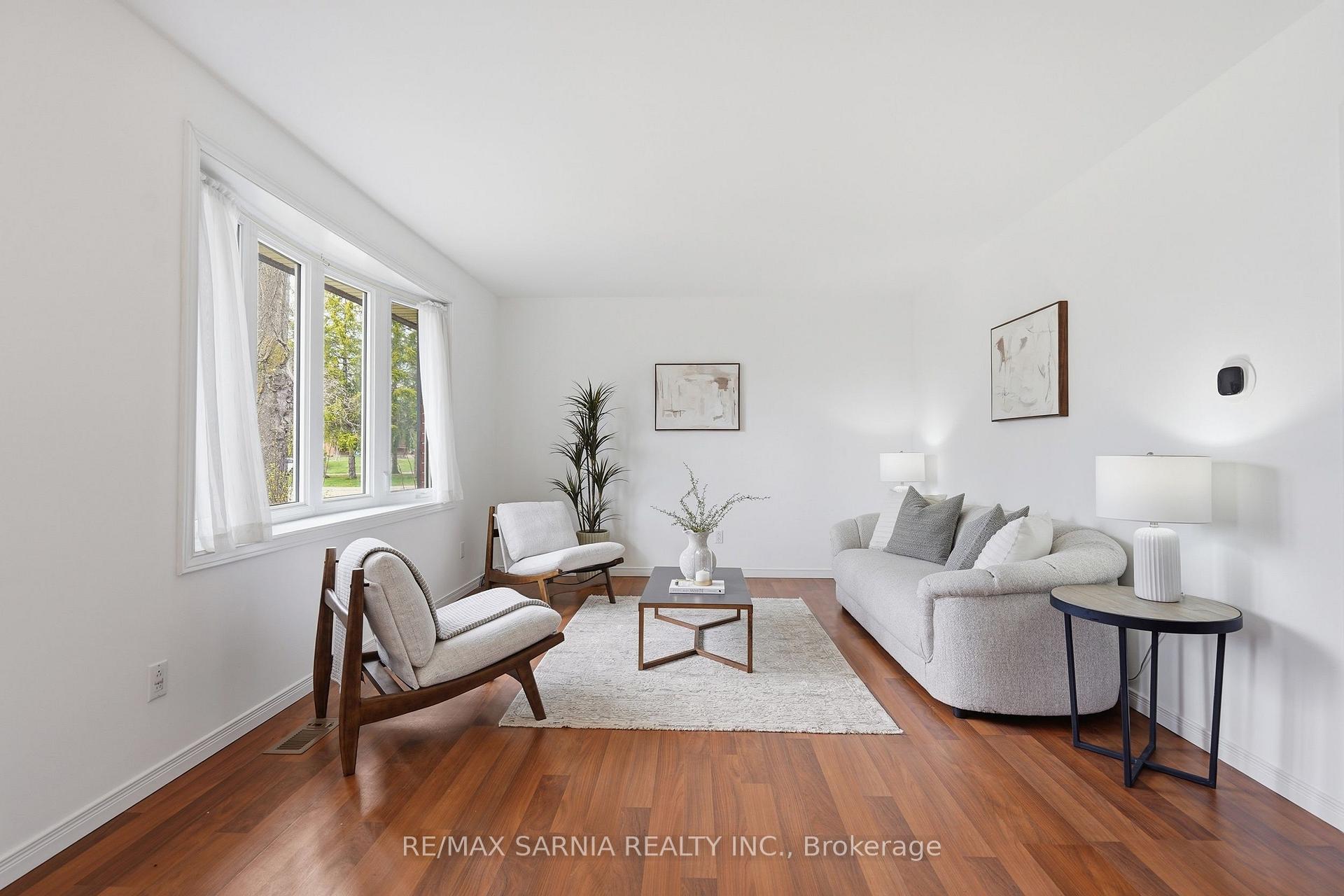 Photo 6 of 159 Estella Court, London, South O — HOMEH