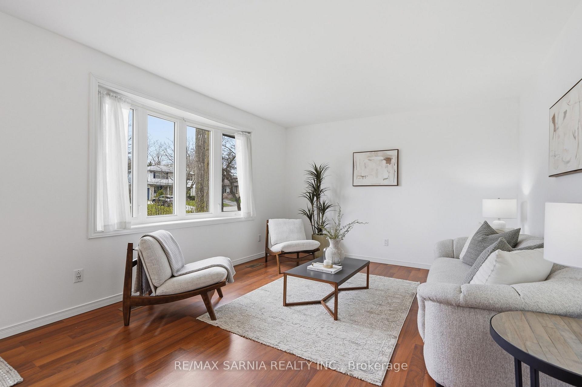 Photo 8 of 159 Estella Court, London, South O — HOMEH