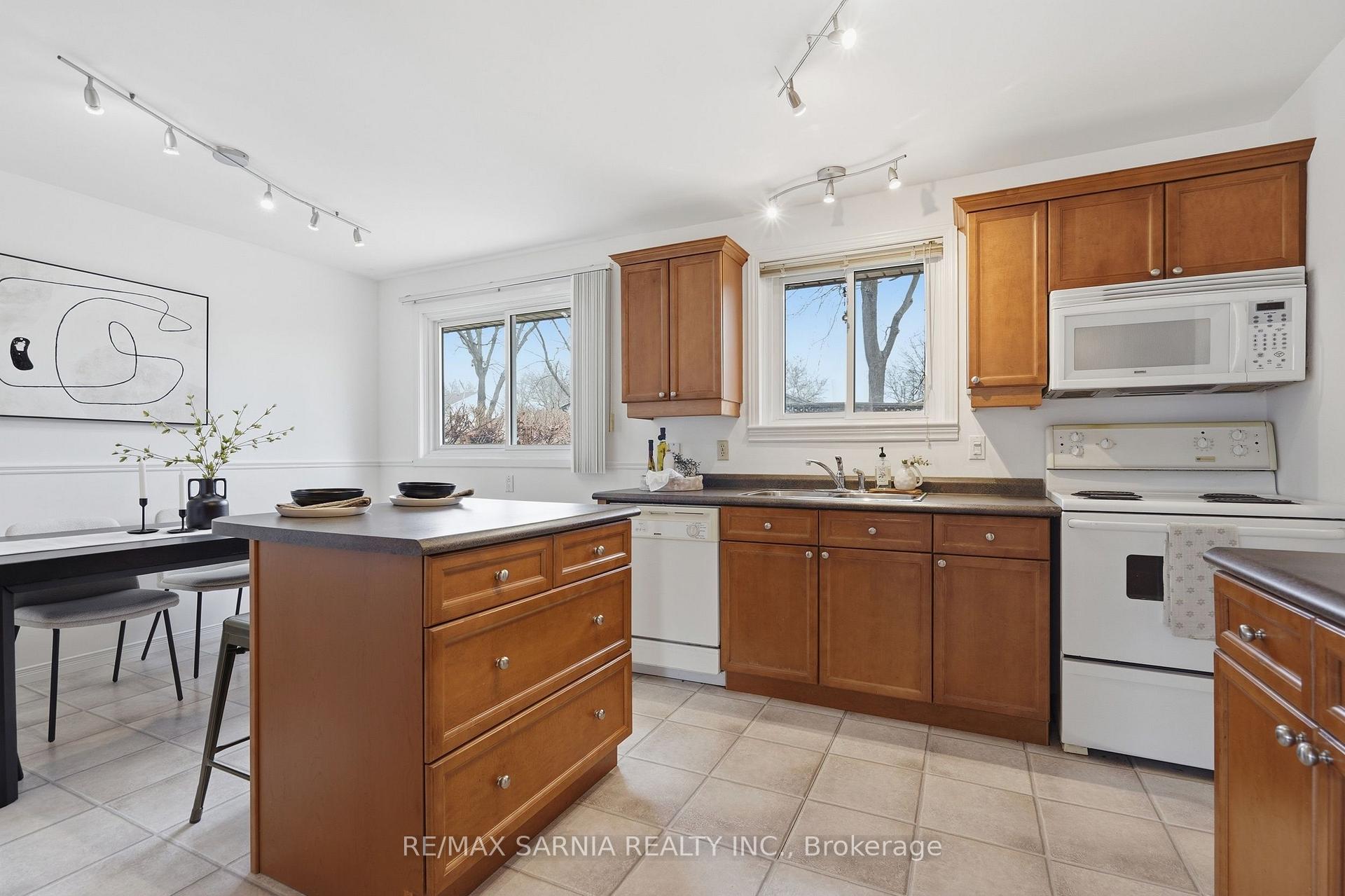Photo 10 of 159 Estella Court, London, South O — HOMEH