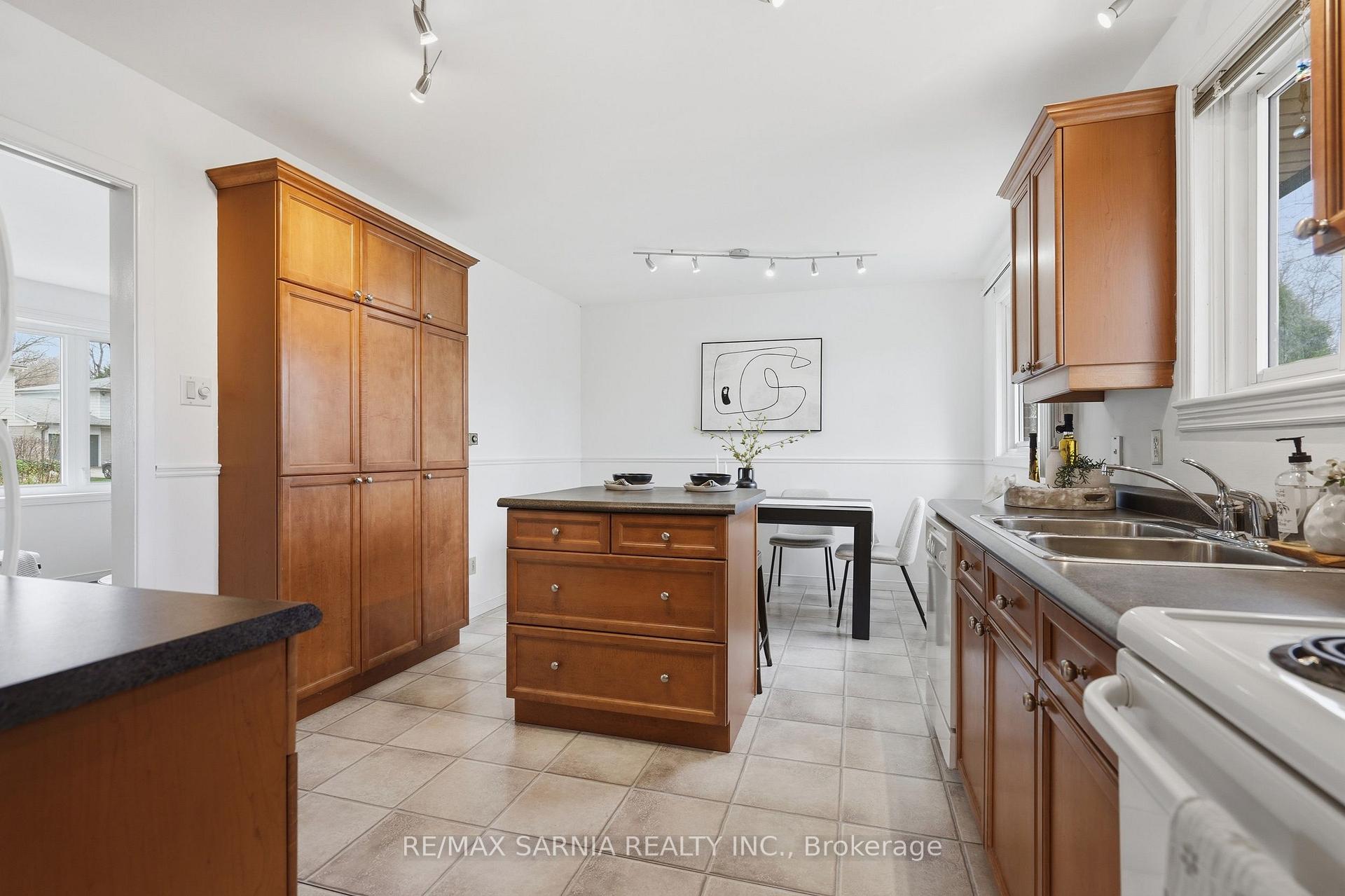 Photo 11 of 159 Estella Court, London, South O — HOMEH