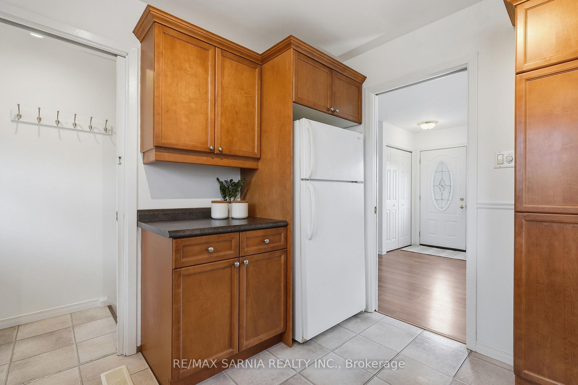 Photo 12 of 159 Estella Court, London, South O — HOMEH