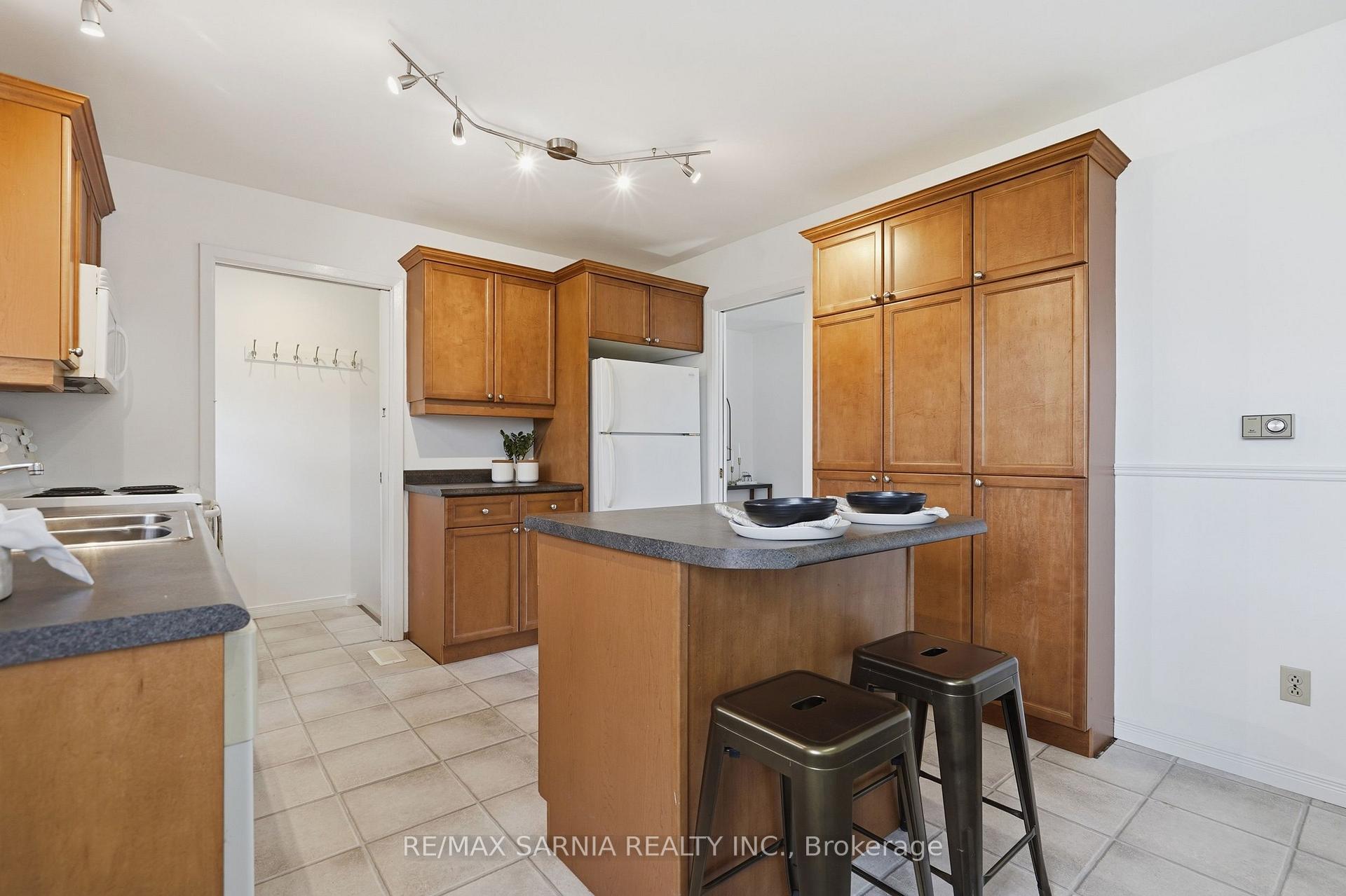 Photo 14 of 159 Estella Court, London, South O — HOMEH