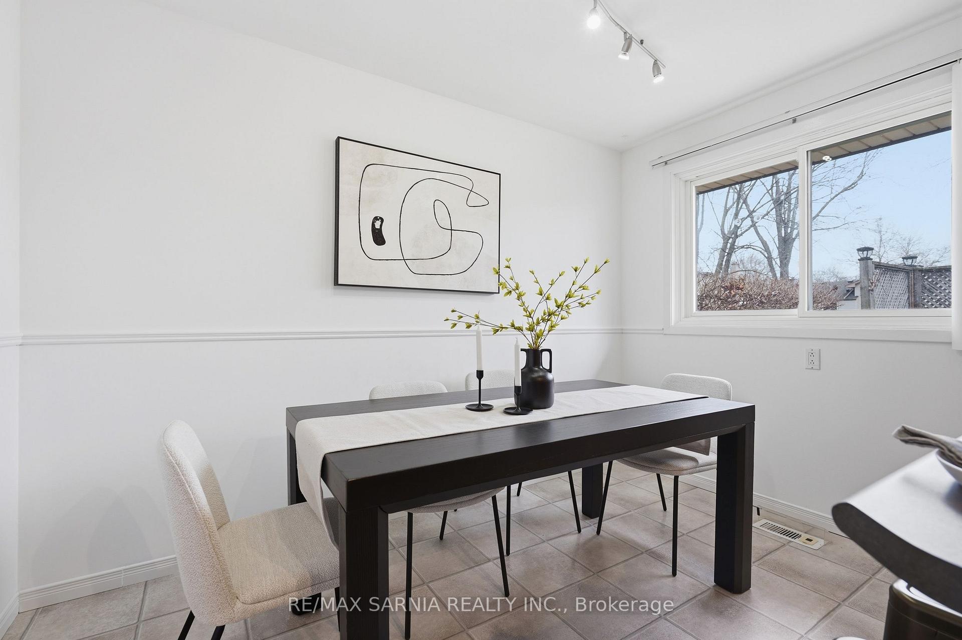 Photo 15 of 159 Estella Court, London, South O — HOMEH
