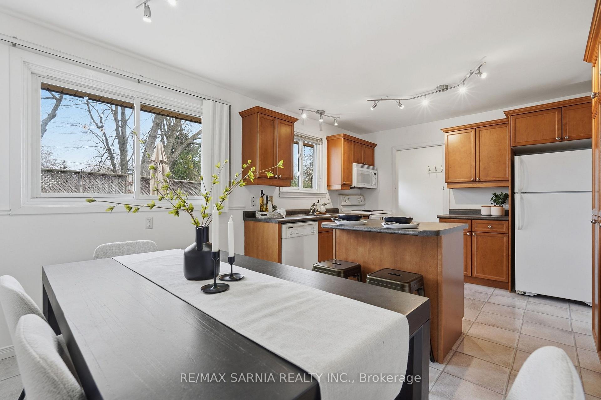 Photo 16 of 159 Estella Court, London, South O — HOMEH
