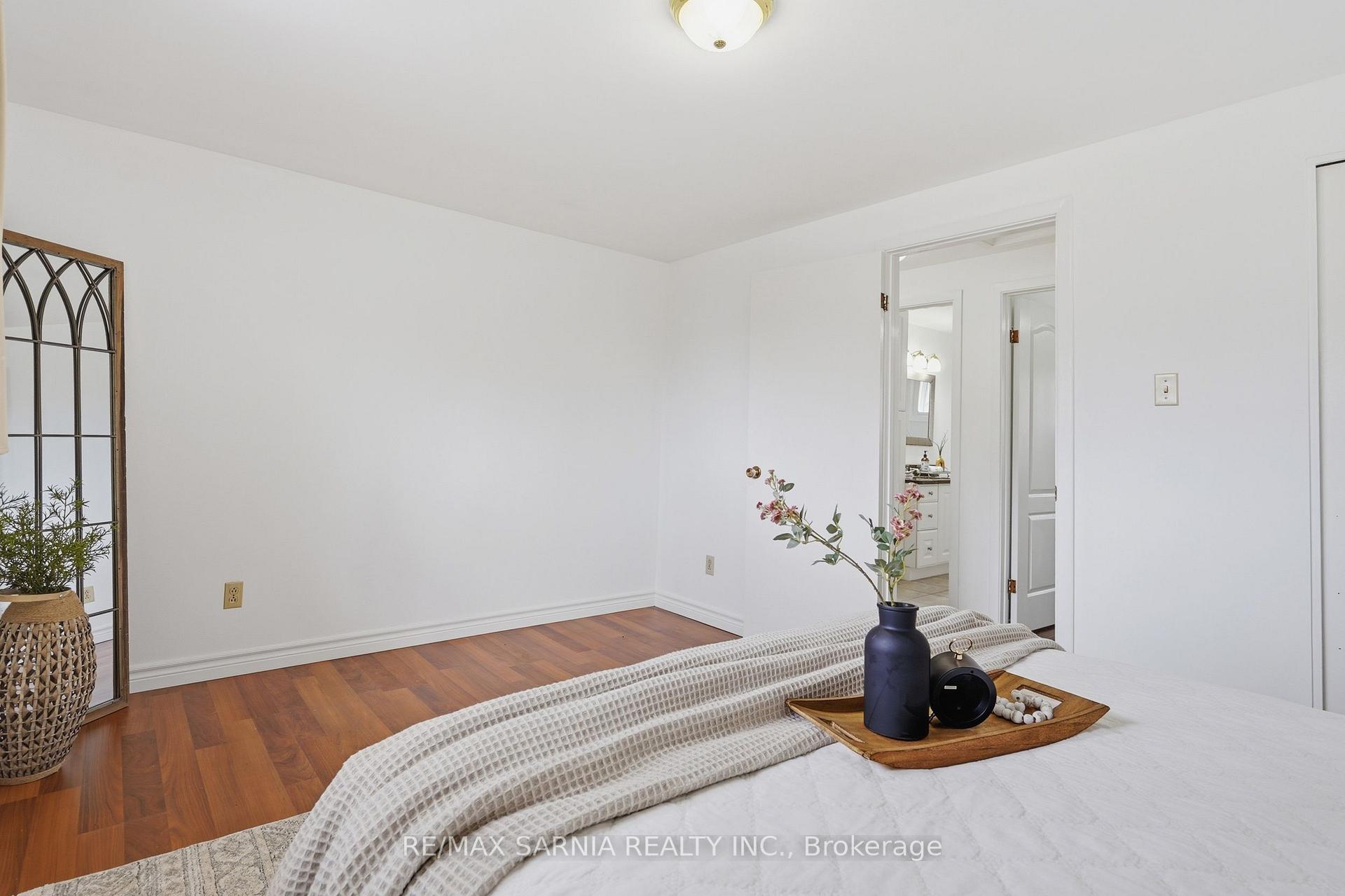 Photo 19 of 159 Estella Court, London, South O — HOMEH