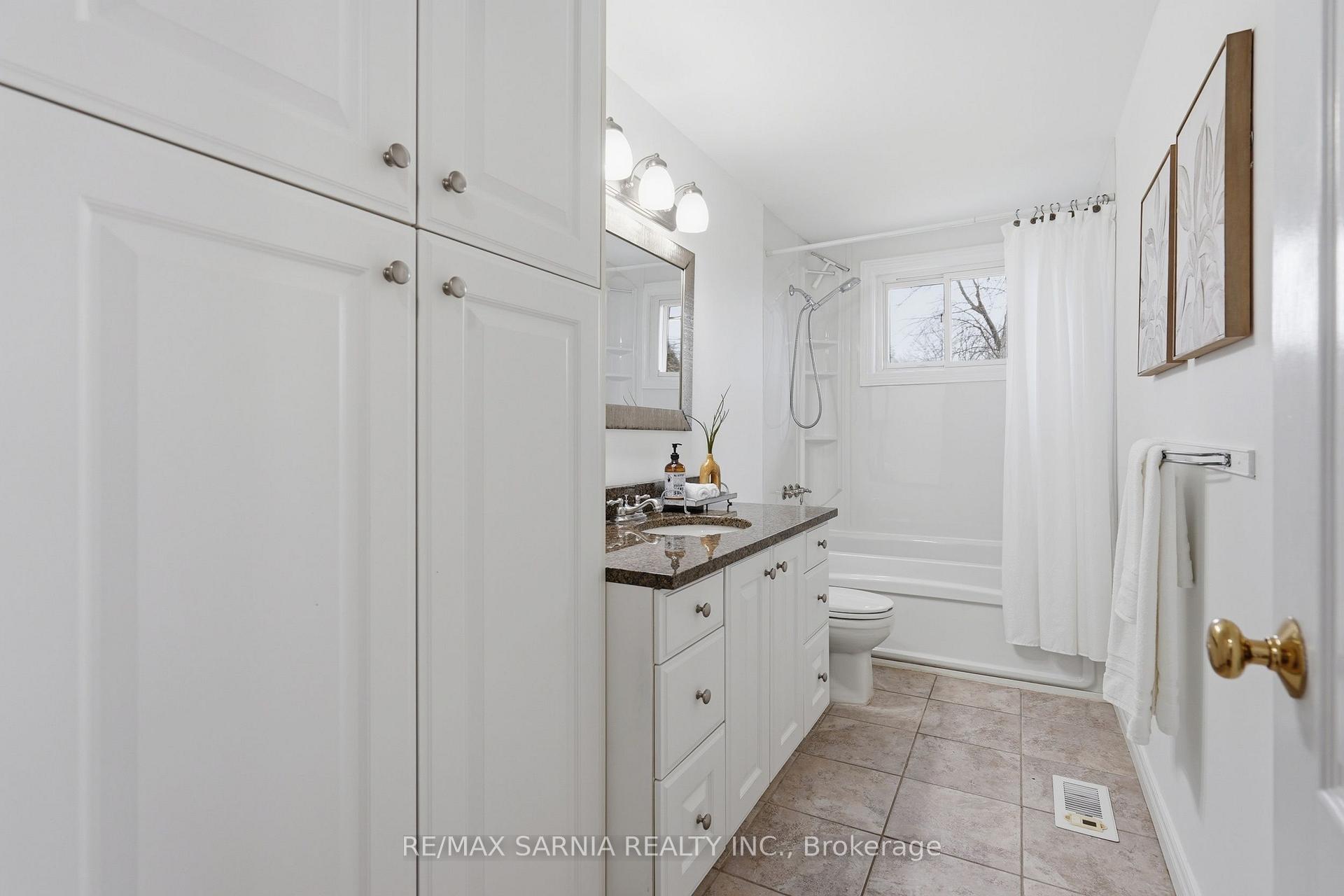 Photo 22 of 159 Estella Court, London, South O — HOMEH